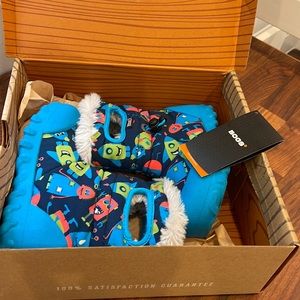 Kids BOGS winter boots size 10 NEW
